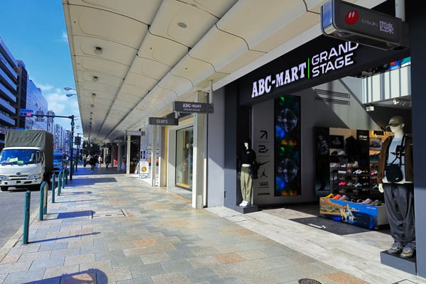 四条通アディダス前